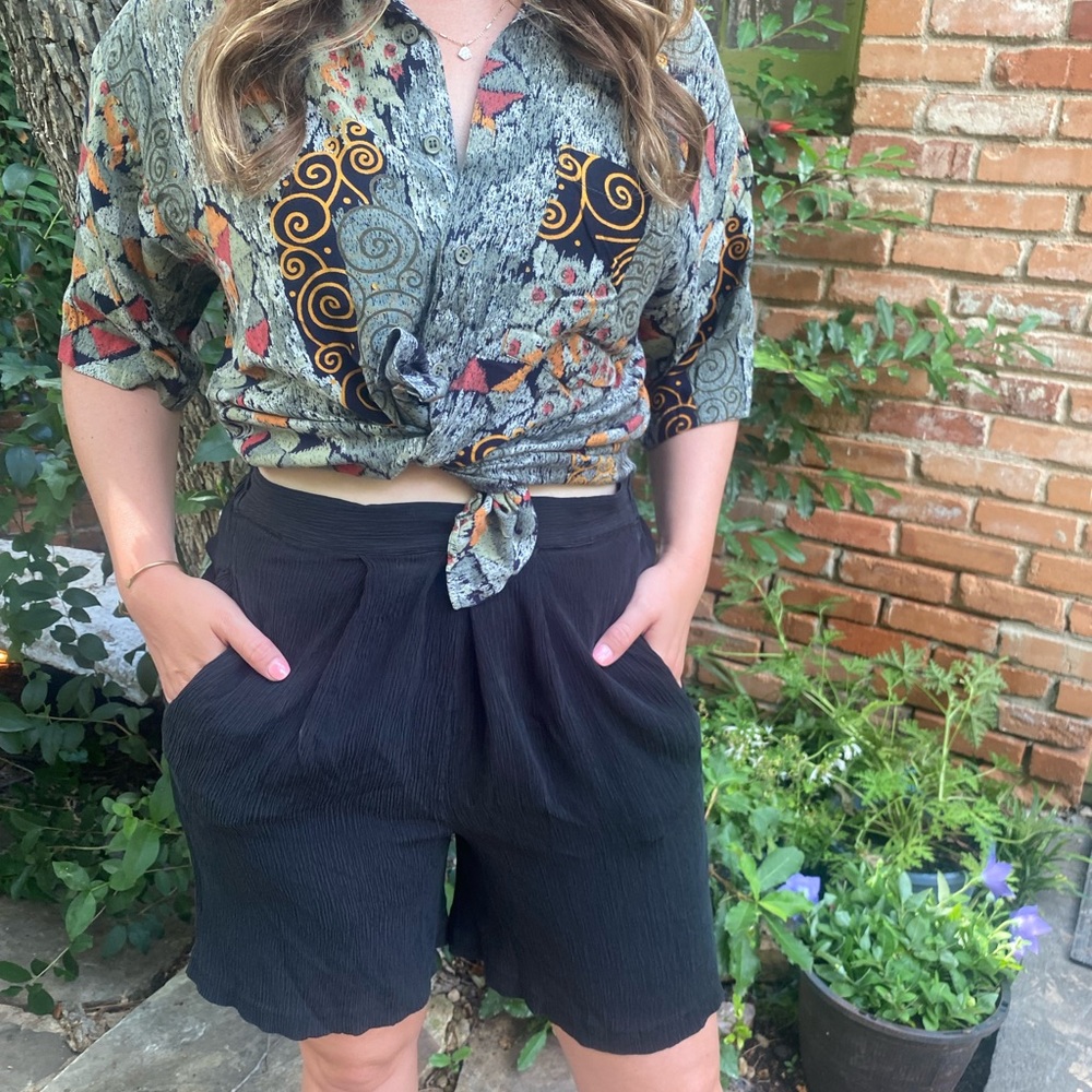 Vintage black light weight pleated shorts with pockets